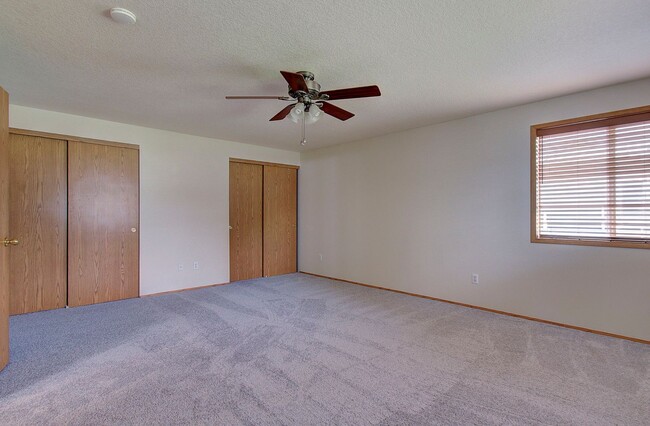 Building Photo - Welcome to this charming 2 bedroom, 2 bath...