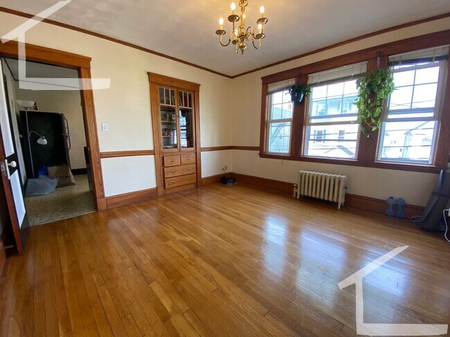 Building Photo - Big and Bright