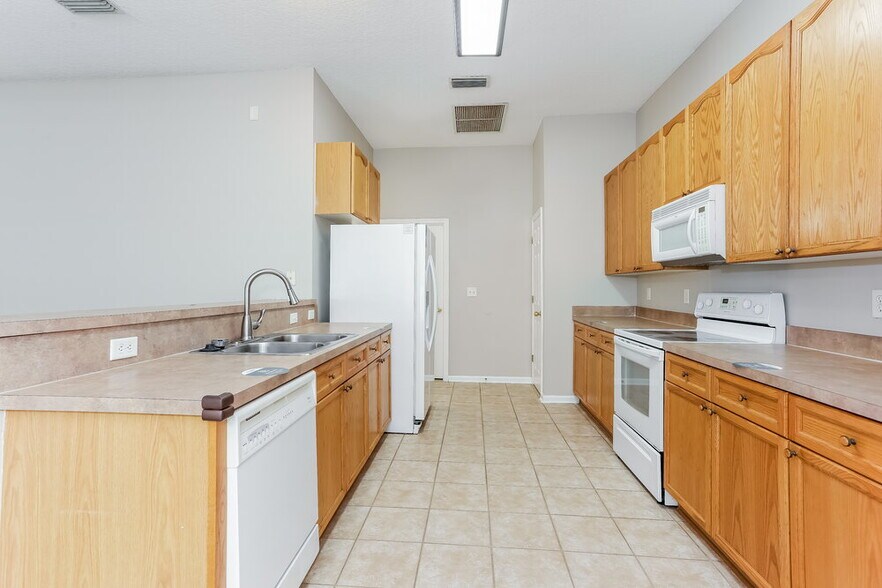 Building Photo - 667 Bonaparte Dr