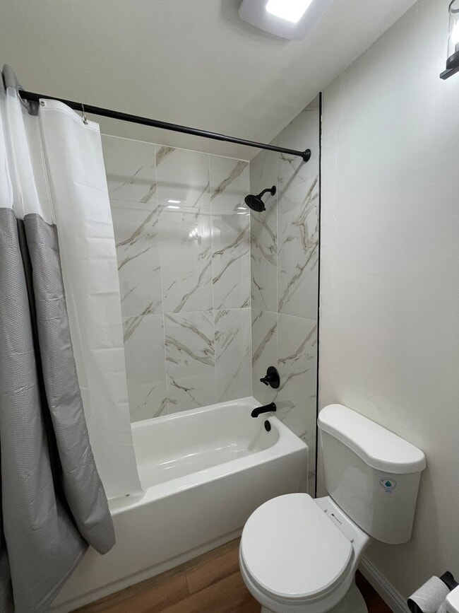 Building Photo - Fully Remodeled – 2 Bed / 1.5 Bath