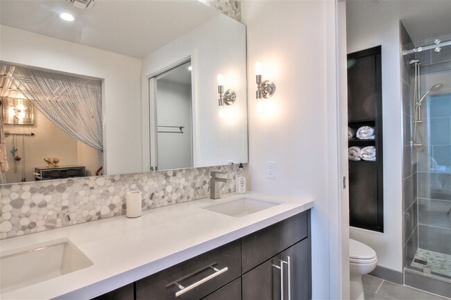 Building Photo - East Village 13th floor condo with panoramic views