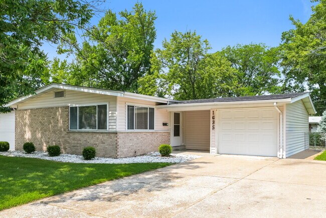 Building Photo - 1635 Trotterway Dr