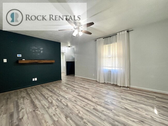 Building Photo - 3 Bed 2 Bath with a Basement Bonus Room