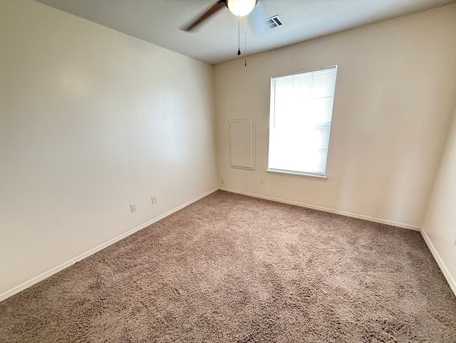 Building Photo - 2 bedroom Duplex in Catoosa, Small Pets welcome