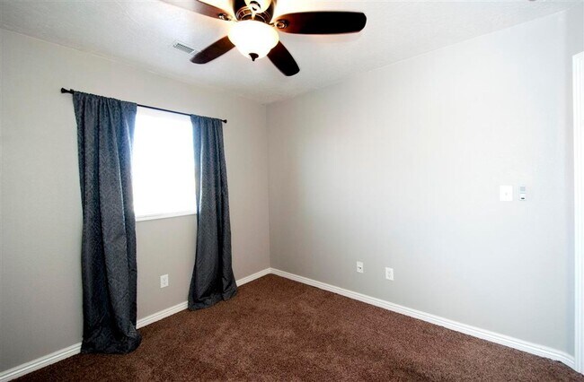 Building Photo - Cute Hidden Valley Townhome!