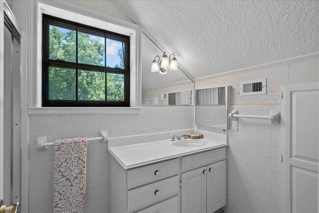 Building Photo - 3415 Bayou Dr E