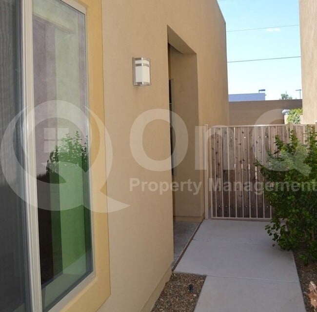 Primary Photo - 3113 E Danbury Rd