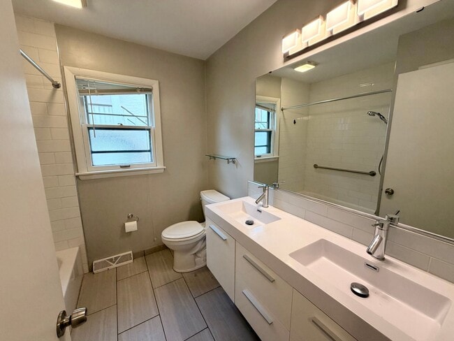 Building Photo - 2987 S Clement Ave