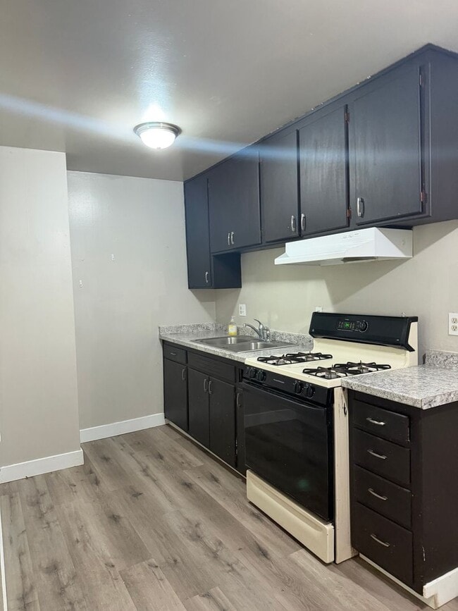 Building Photo - 3 bedroom 1 bath duplex