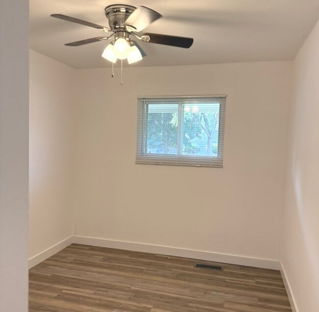 Building Photo - 533 Redwood Rd