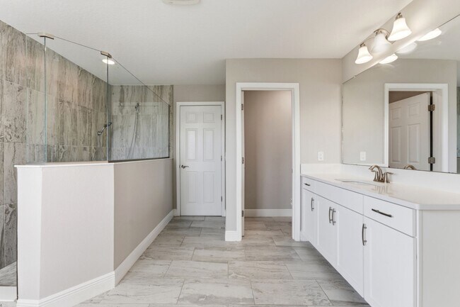Building Photo - Absolutely Stunning 4 BR + LOFT + OFFICE/2.5 Bath/2 Car Garage home in Starkey Ranch!