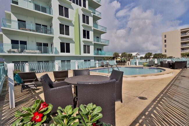 Building Photo - Oceanfront Condo 2 bed/ 2ba Beautifully Decorated and Furnished