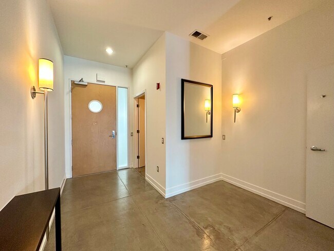 Building Photo - FURNISHED LUXURY TOP-FLOOR 2BR/2.5BA PENTH...