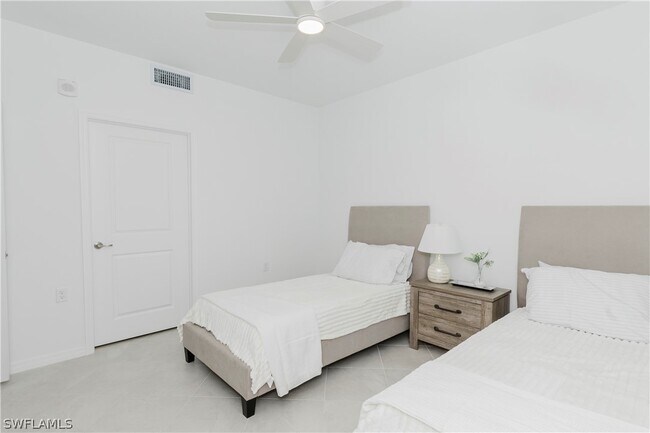 Building Photo - 15285 Grn Acrs Ave