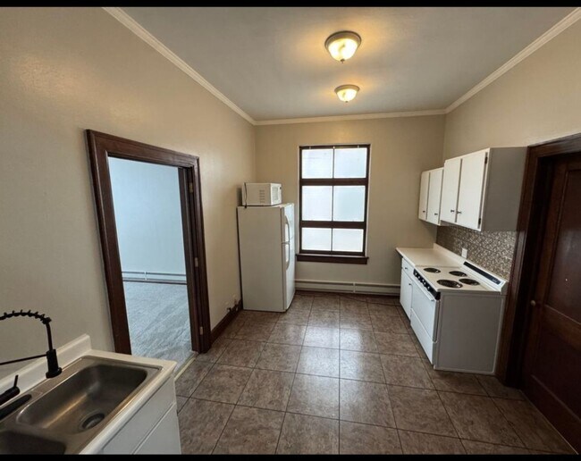 Building Photo - 1 bedroom/ 1 bath Upstairs Apartment