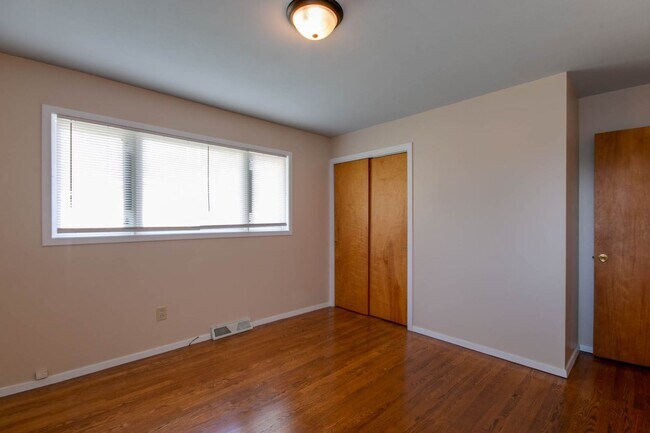 Building Photo - 1816 Elaine Dr