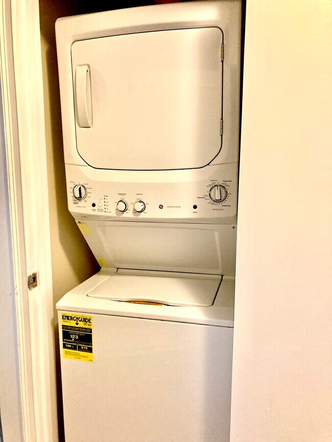 Building Photo - 898 Oak St NW