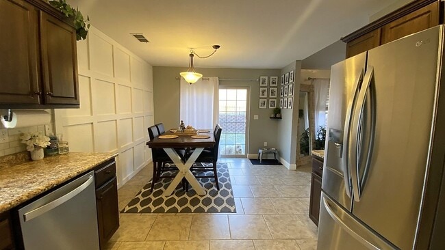 Building Photo - Gorgeous 3 Bedroom, 2 Bathroom Home in Woodridge Estates