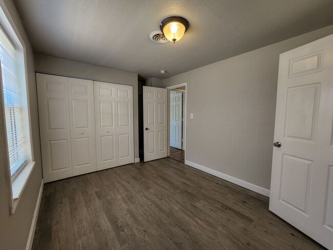 Building Photo - 3 Bedroom 2 Bath brick home in Shawnee