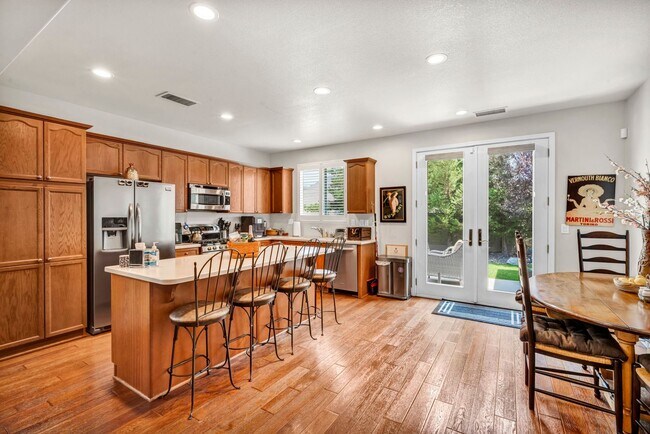 Building Photo - FULLY FURNISHED home with all utilities included and flexible lease options available.