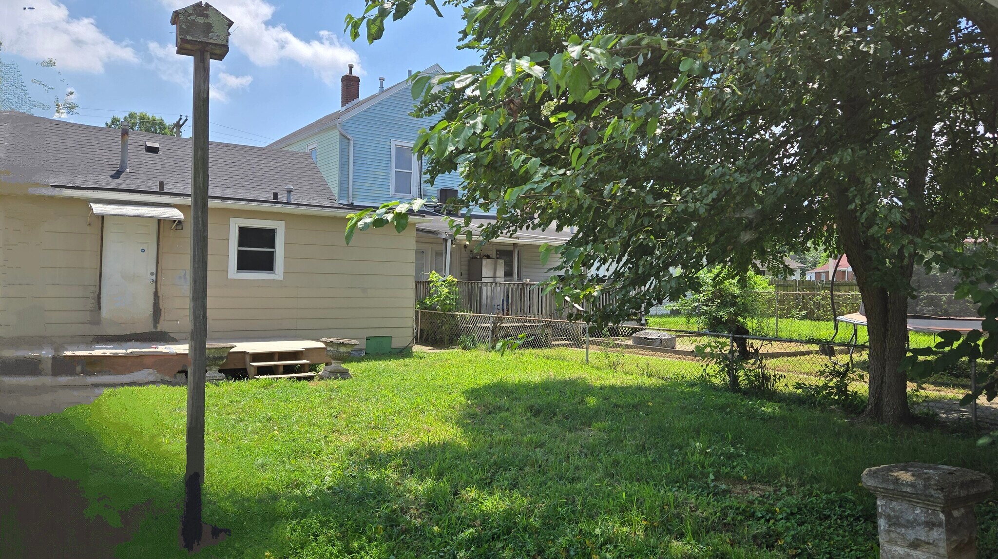 Large shaded fenced back yard with deck - 3348 Bohannon Ave