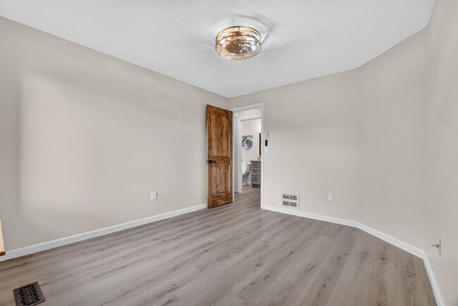 Building Photo - 546 Deer Horn Ct