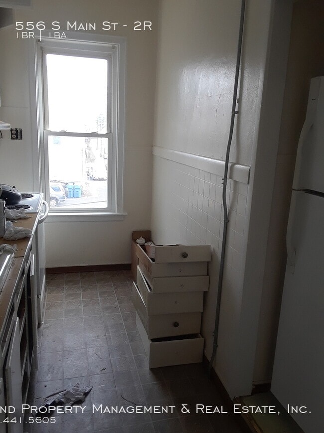 Building Photo - 556 S Main St