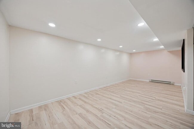 Building Photo - 255 Sherbrook Blvd