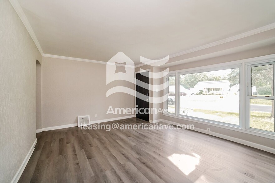 Building Photo - 1316 W West Aire Ave