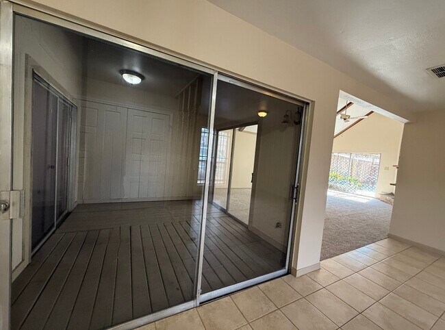 Building Photo - 2920 Cambridge Ln