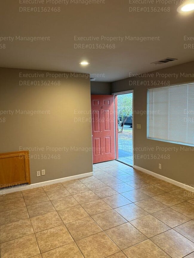 Building Photo - Spacious 3 bedroom, 2.5 bathroom townhome....
