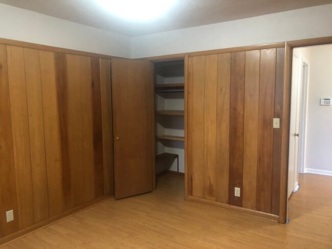 Building Photo - Stylish & Spacious 4-Bedroom Home in SE Sa...