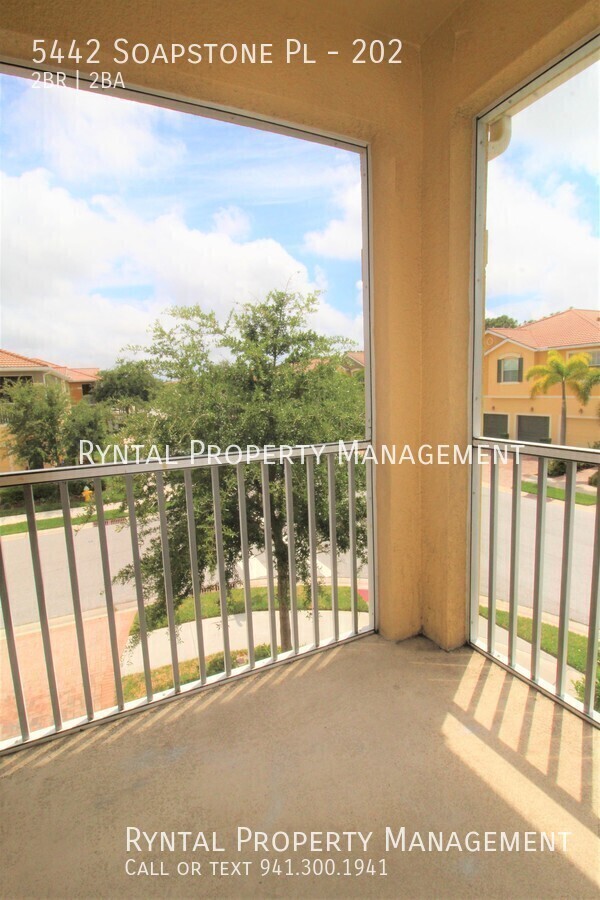 Building Photo - Lovely 2/2 Condo in Gated Sarasota Community!