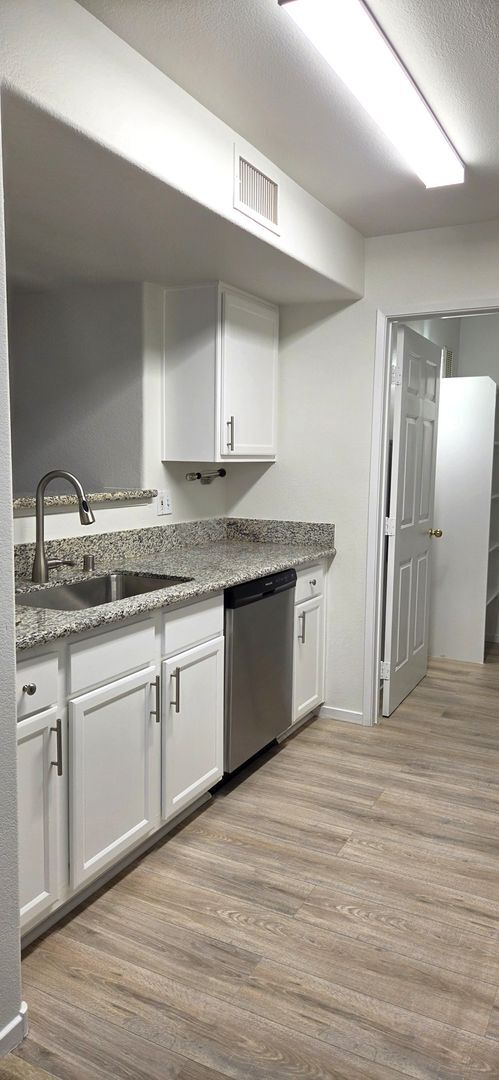 Building Photo - RARE 2nd floor 3 BEDROOM condo in the heart of Seven Hills in gated Horizons @ Seven Hills