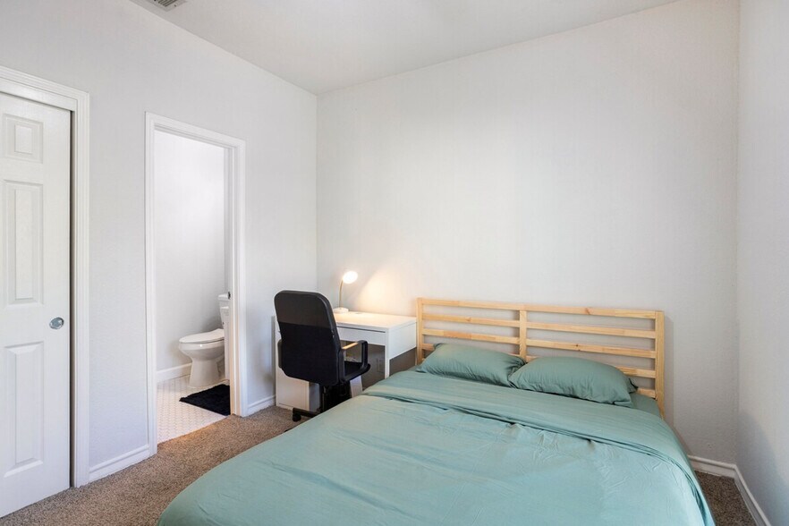 Building Photo - 1005 W 23rd St