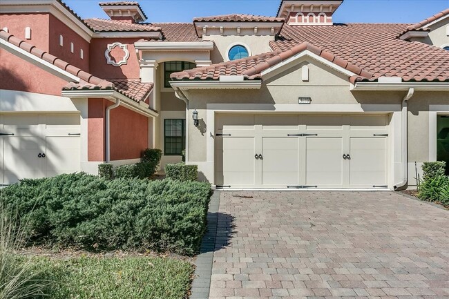 Building Photo - Beautiful Townhome in Vizcaya