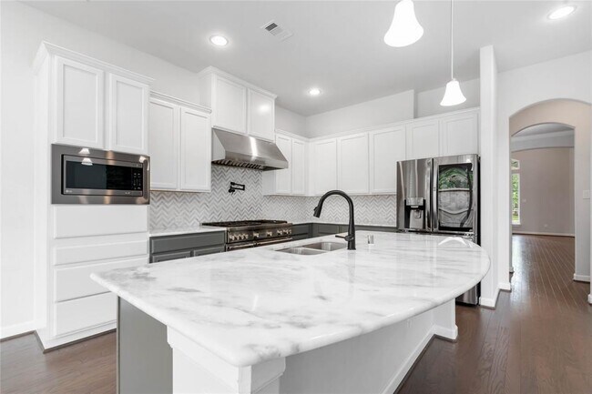 Building Photo - 1303 Gardenia Dr