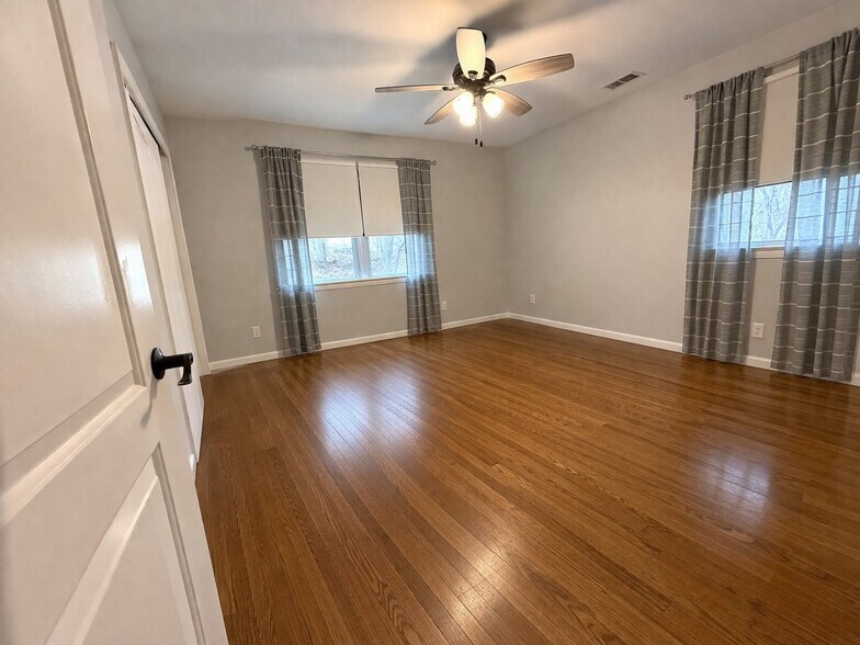 Building Photo - 2119 Oaklyn Dr