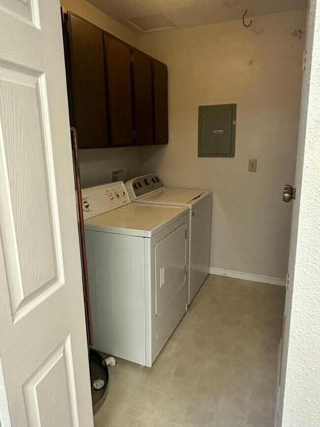 Building Photo - 3 Bedroom/1.5 Bath w/partial Mountain Views