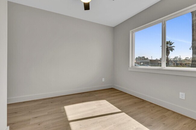 Building Photo - 6014 W 43rd St