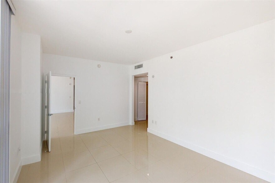 Building Photo - 951 Brickell Ave
