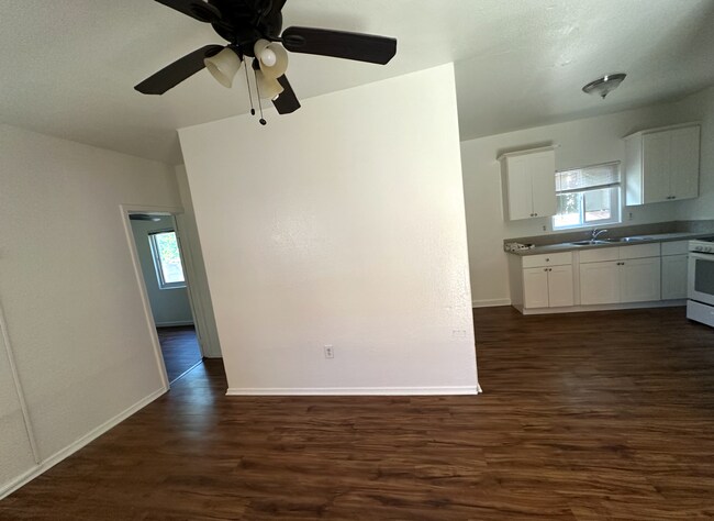 Building Photo - Charming 1 Bed 1 Bath Unit - Move in Speci...