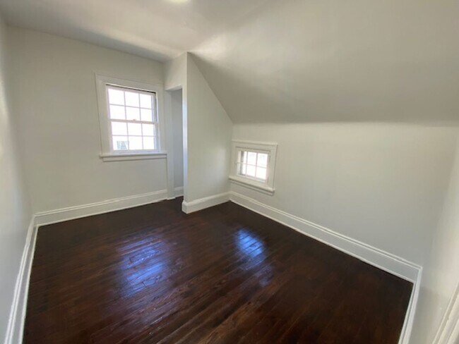 Building Photo - Bright 3BR / 2 Bath Bungalow Near Parks & Transit