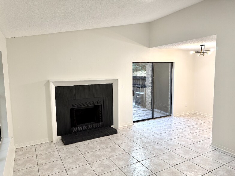 Building Photo - 9345 Chisholm Rd