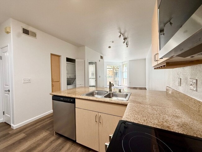 Building Photo - Beautiful One Bedroom Condo in the " Piazza Palermo." building! Pet considered!!
