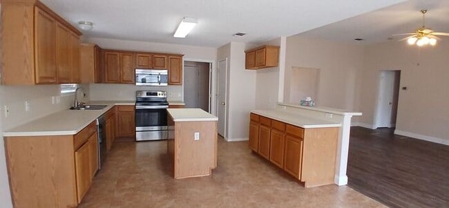 Building Photo - Summerfields Beauty: Oversized Kitchen + Flex 4th Bedroom