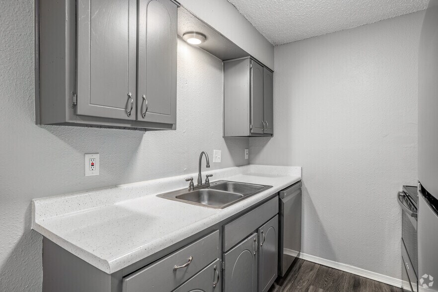 1BR, 1BA - 845SF - Kitchen - Huntington Place Apartments