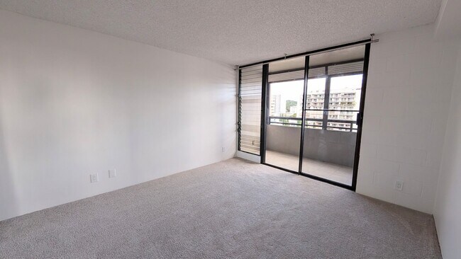Building Photo - Newly remodeled Large 3 bed/2 bath/2 parking end unit with ocean and city views