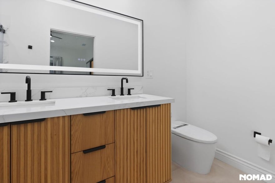 Building Photo - 2941 S La Salle Ave