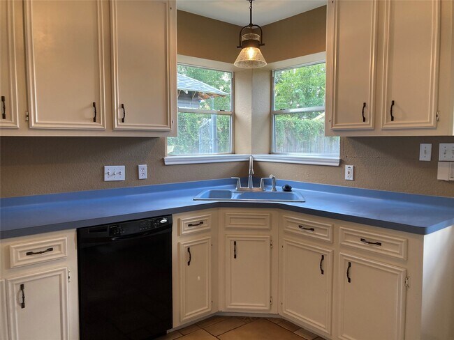 Building Photo - 4708 Park Dr